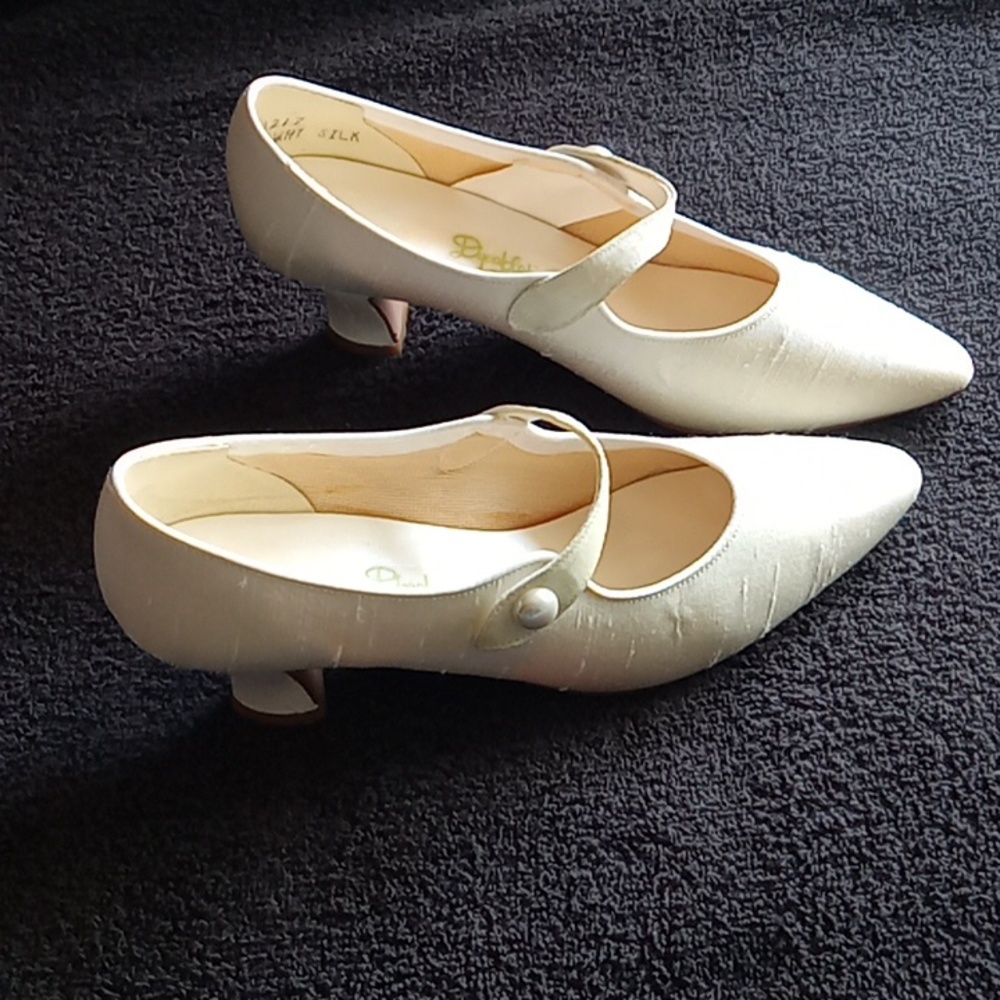 Pair of white pure silk fabric dress shoes, Dyeables Brand, size 5 M